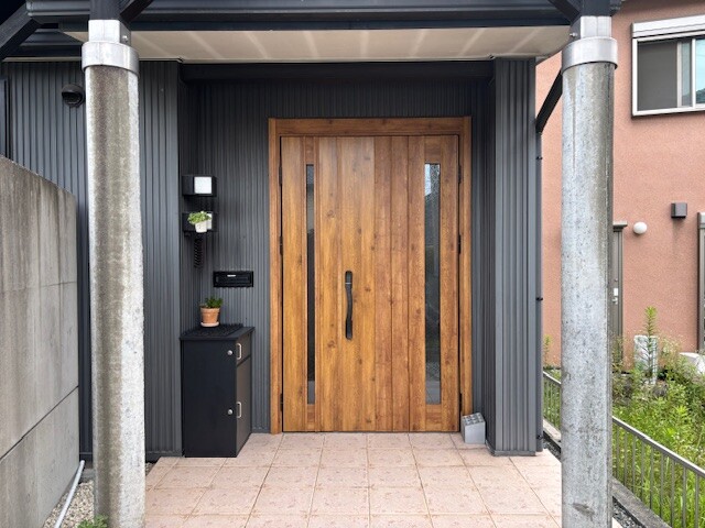 スッキリ玄関ドアへ半日で変身