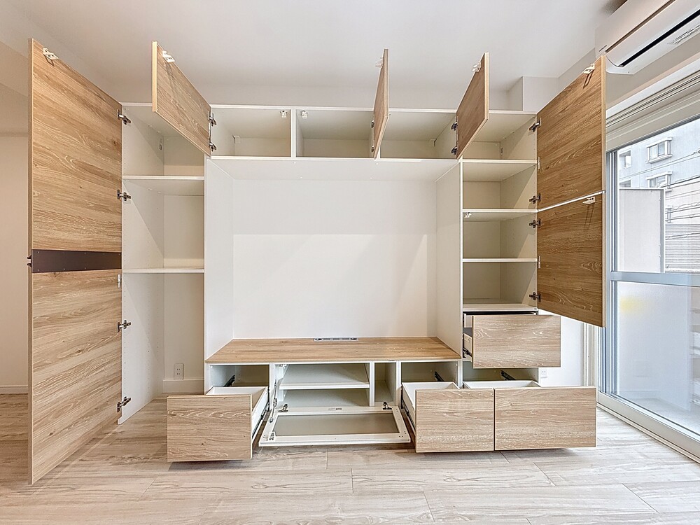 左下には掃除機がキレイに収まり、充電も可能です。