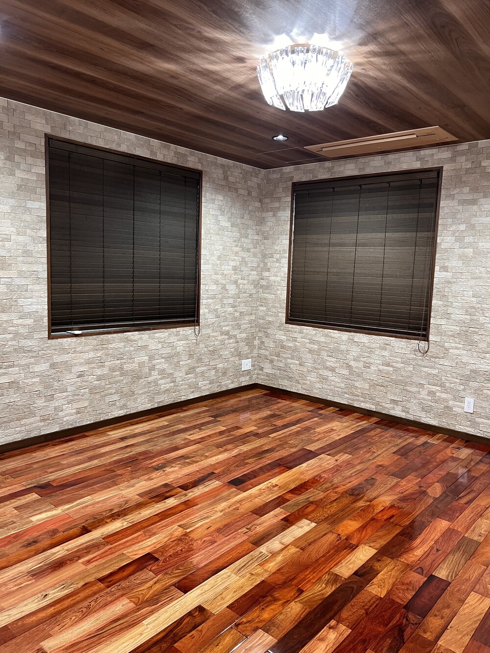 同じく総エコカラットの壁と、かりん無垢フローリング、さらにクリスタルのシャンデリアでまるでホテルのような高級感に。