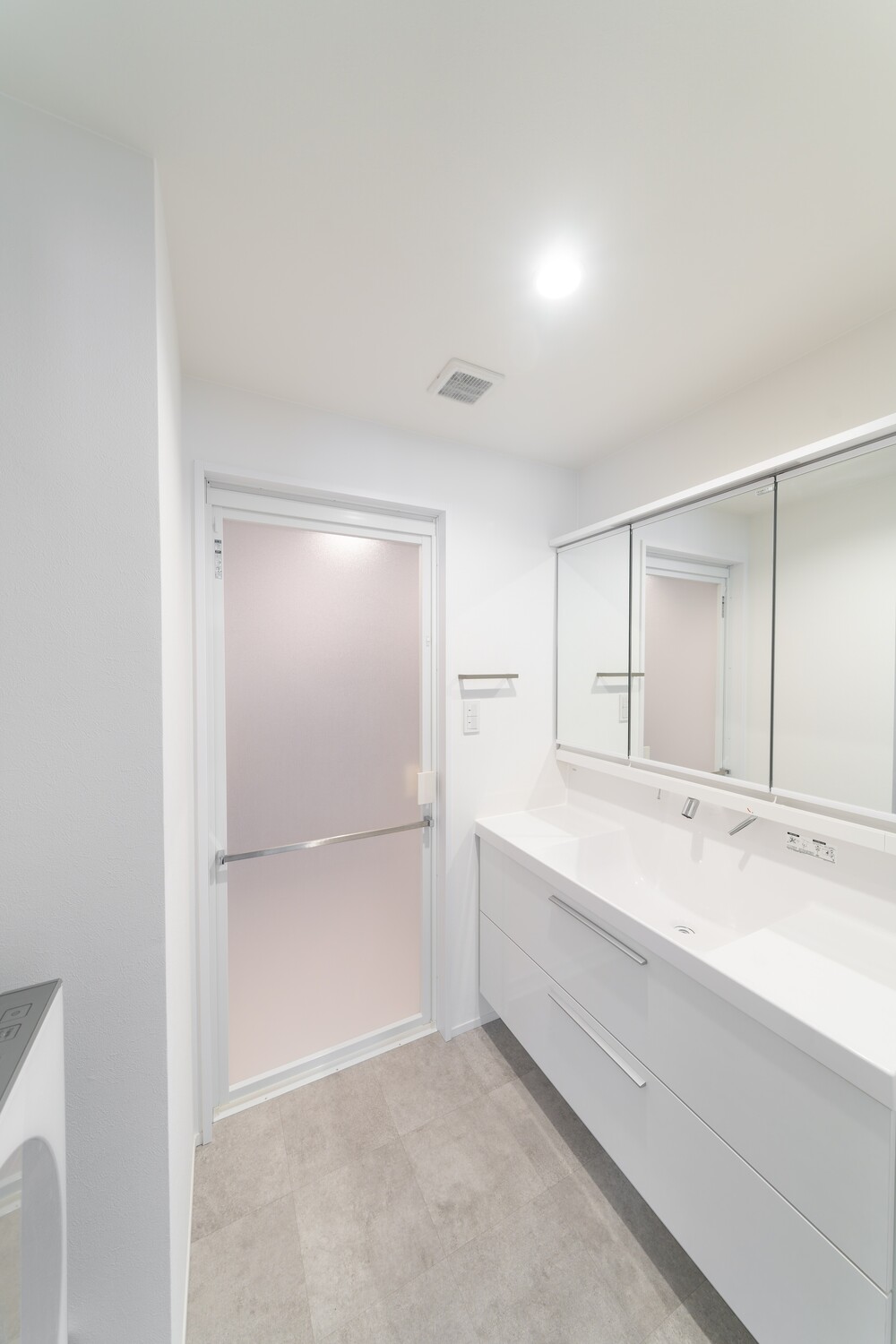 浴室の入口の開き戸にタオル掛けを設置