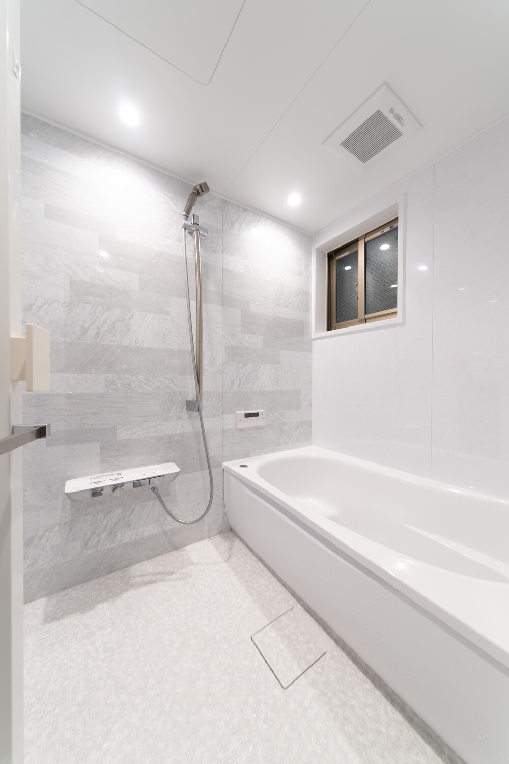 シンプルで明るいお風呂