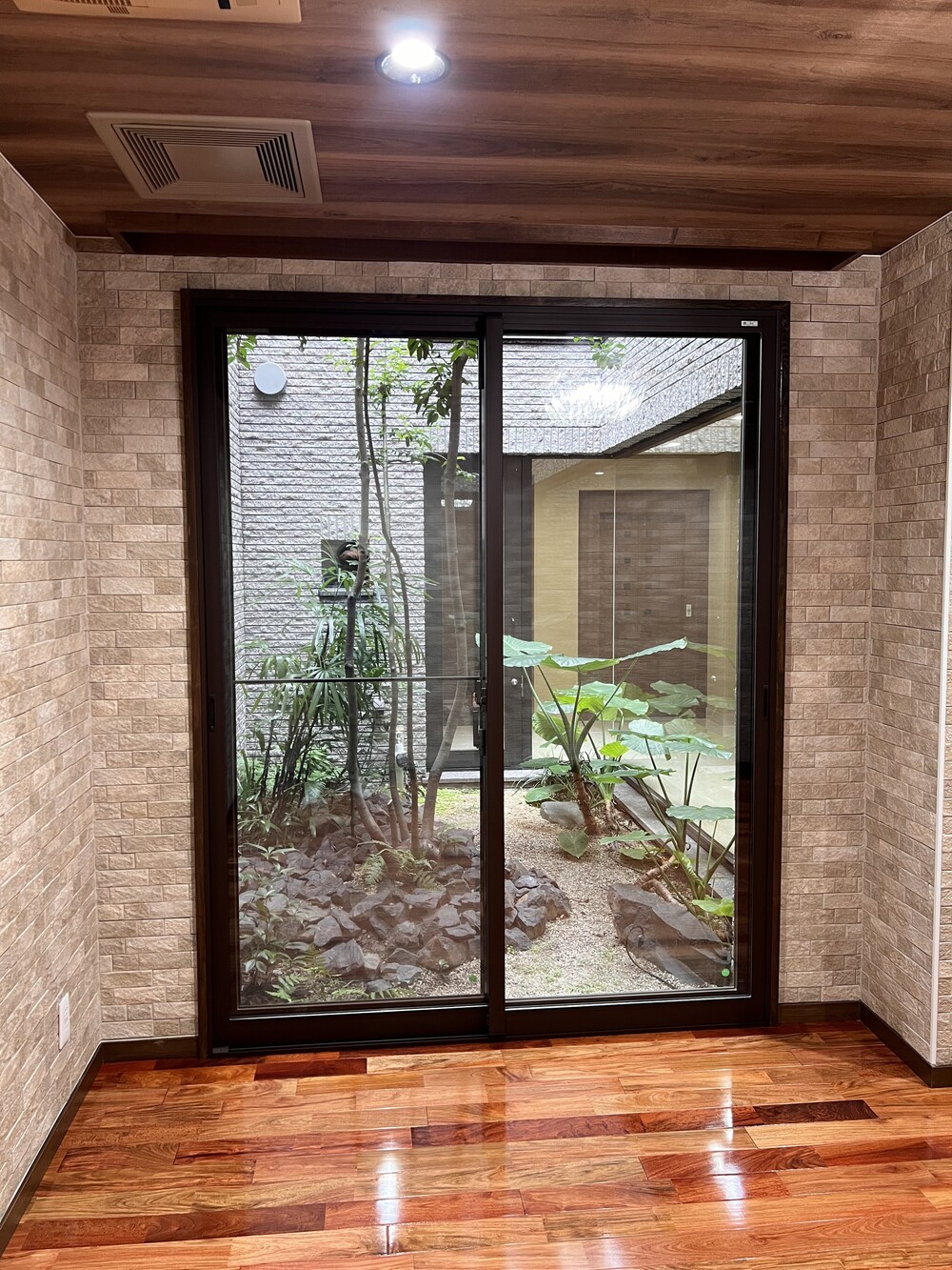 総エコカラットの壁と、かりん無垢フローリングが高級感を演出します。