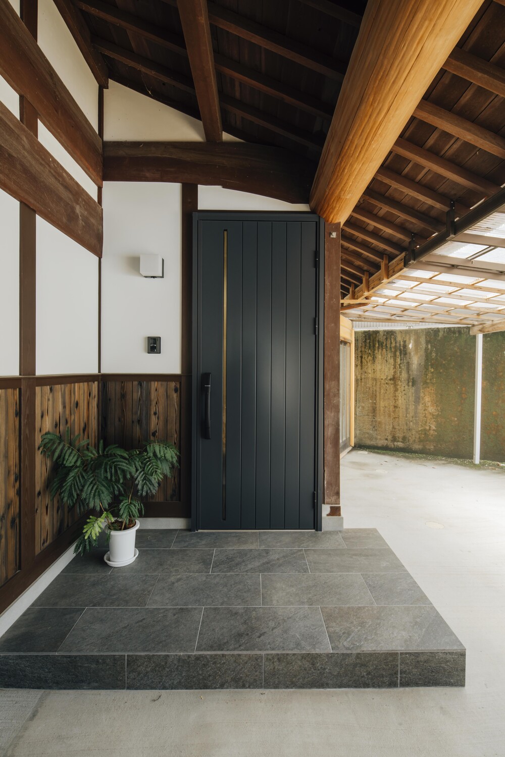 虹梁を活かした新しい玄関