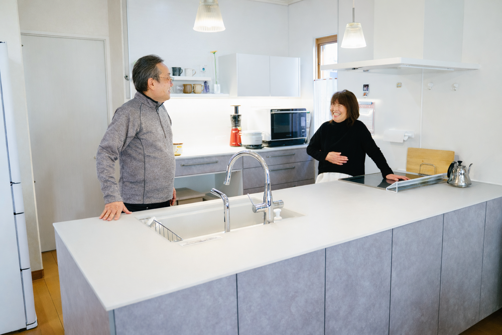 淀みのない動きが、空気をも軽くする、フラットな「第二のダイニング」