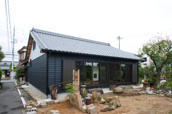 南面は、黒を基調とした外観で、伝統的な和風建築の雰囲気です。